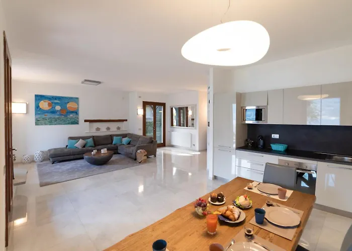 Вилла Vittoria With Private Heated Pool & Shared Sauna - Bellagio Village *
