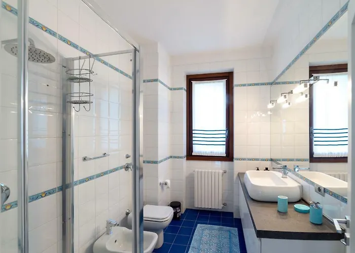 Vittoria With Private Heated Pool & Shared Sauna - Bellagio Village Villa *