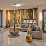Vittoria With Private Heated Pool & Shared Sauna - Bellagio Village Vila *