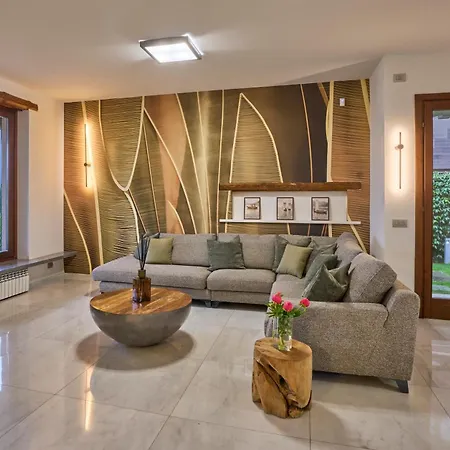 Vittoria With Private Heated Pool & Shared Sauna - Bellagio Village Villa *